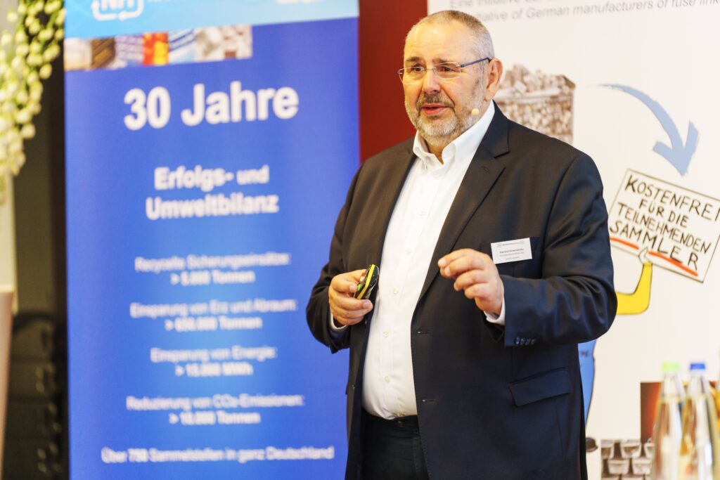 Foto von der Jubiläumsveranstaltung 30 Jahre NH-HH-Recycling: 1. Vorsitzender Harald Kownatzky bei der Präsentation der Bilanz der letzten 30 Jahre